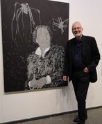 Rémy Trevisan im Oberlichtsaal vor seiner „Hommage an Louise Bourgeois“